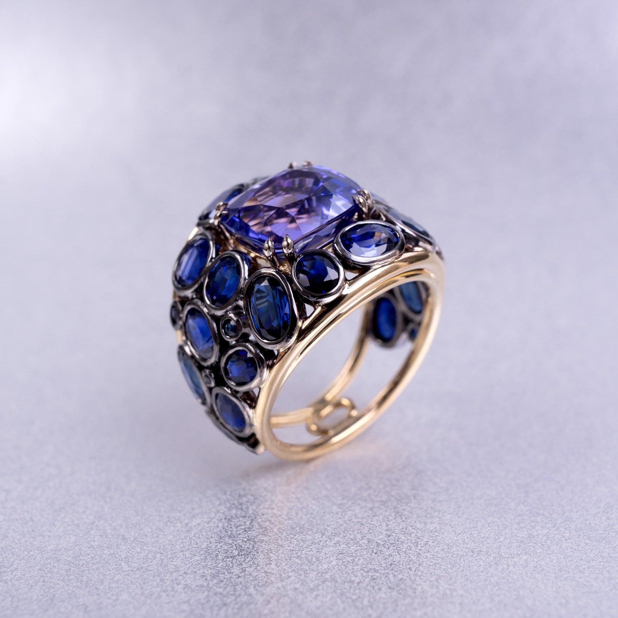 Coralie van Caloen Luxury Fine Jewellery Brussels - Cocktail Ring, Tanzanite, Sapphires