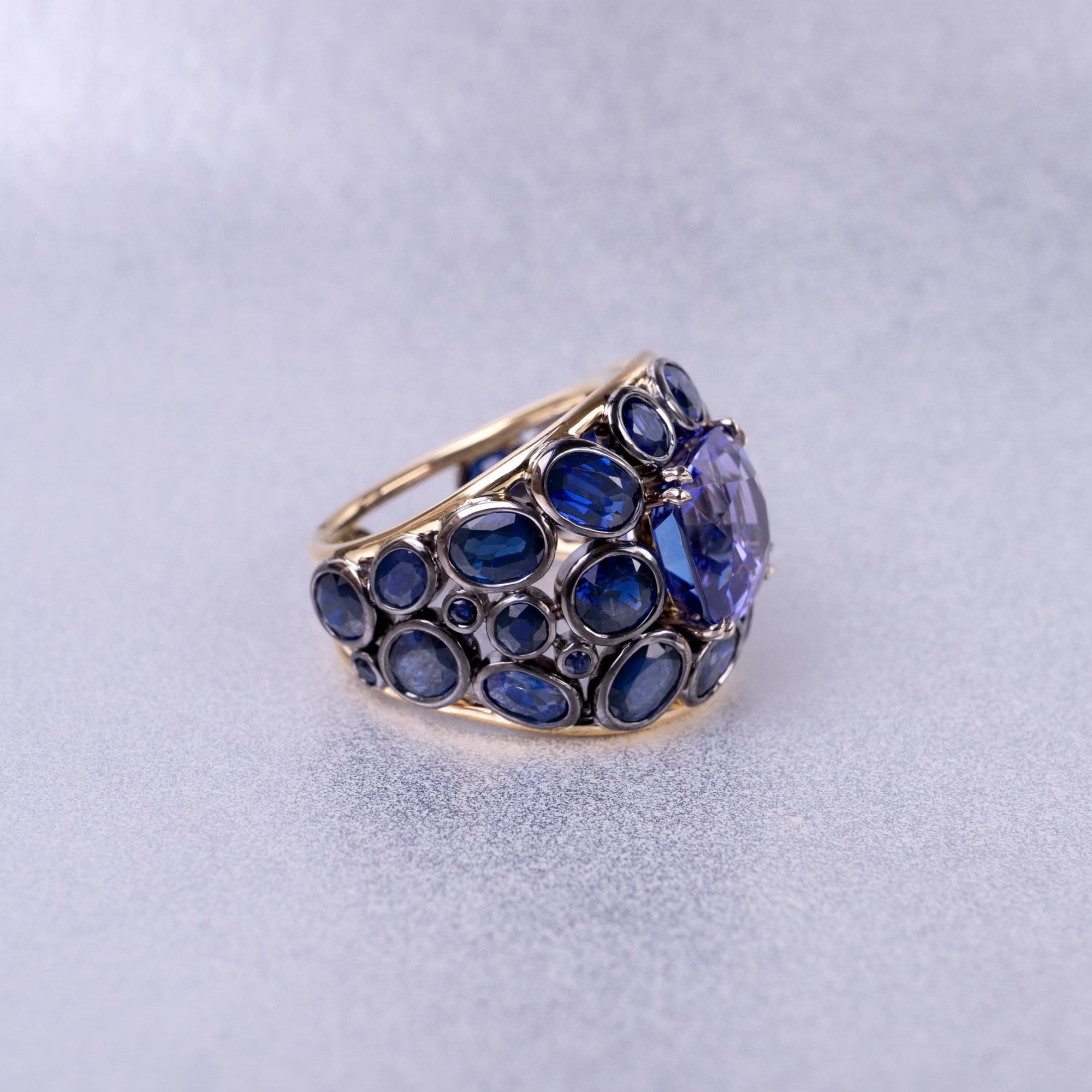 Coralie van Caloen Luxury Fine Jewellery Brussels - Cocktail Ring, Tanzanite, Sapphires