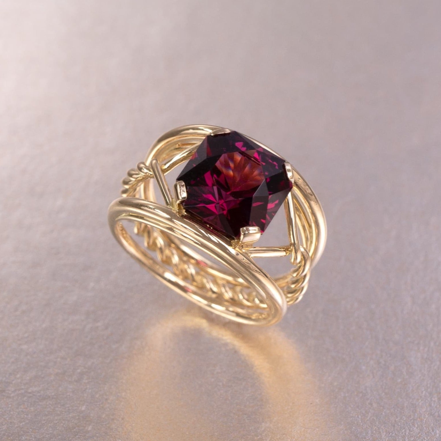 Coralie van Caloen Luxury Fine Jewellery Brussels - Torsade Ring, Garnet