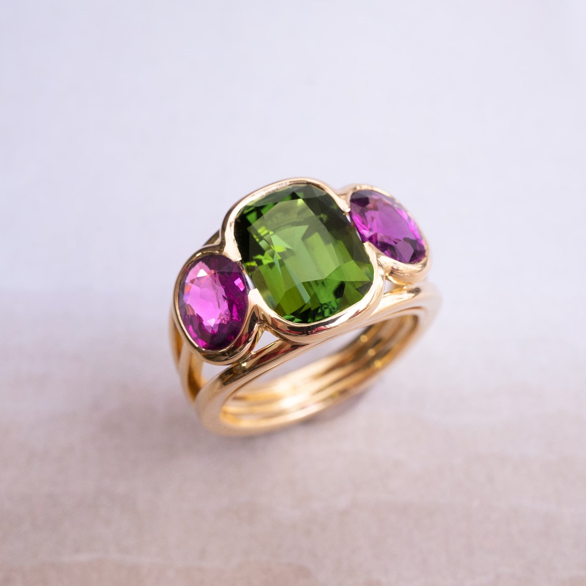 Coralie van Caloen Luxury Fine Jewellery Brussels - Cordes Ring, Tourmaline, Garnets, 18K yellow gold