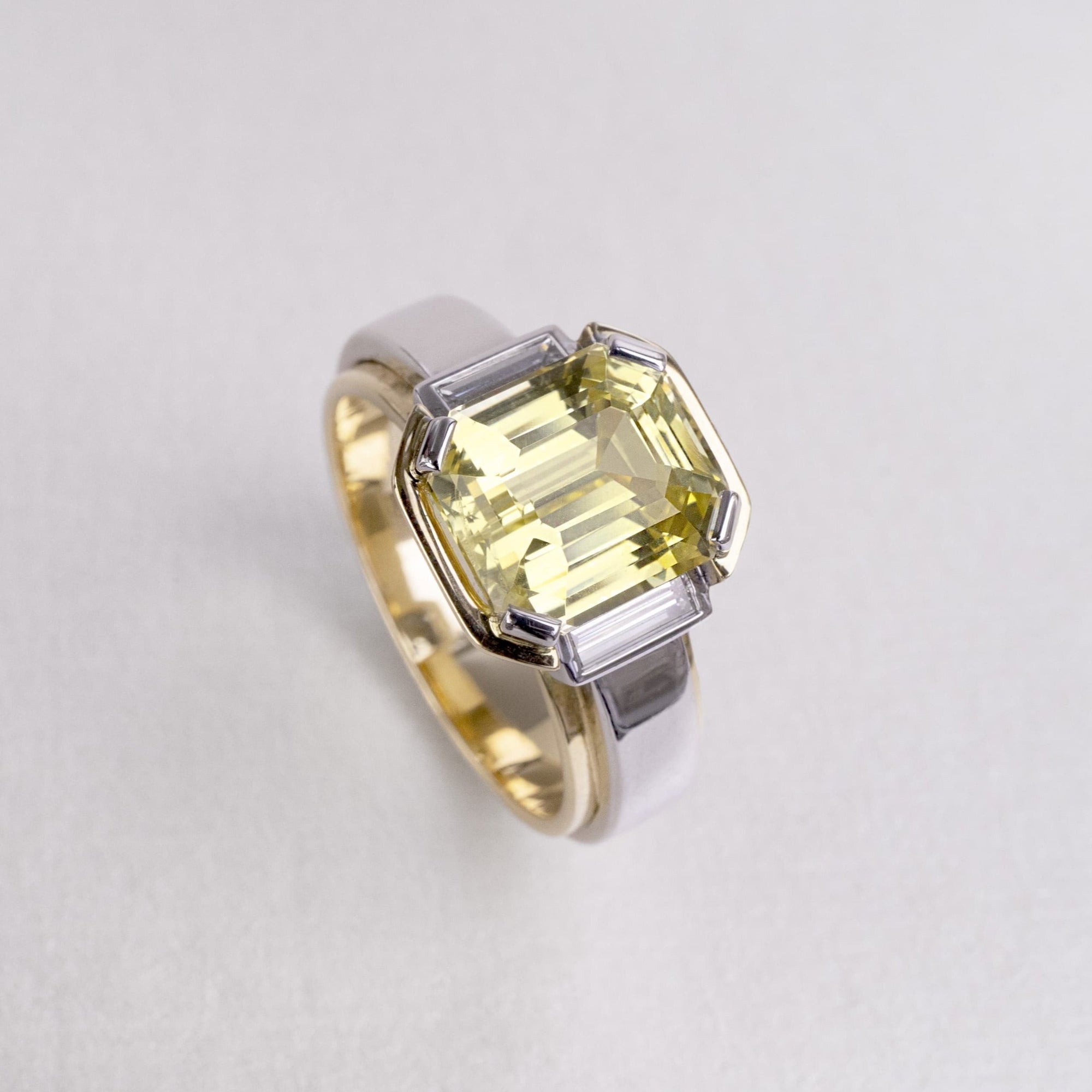 Beryl Luxury Fine Jewellery Brussels - Modernist Ring, Yellow Sapphire, Diamonds