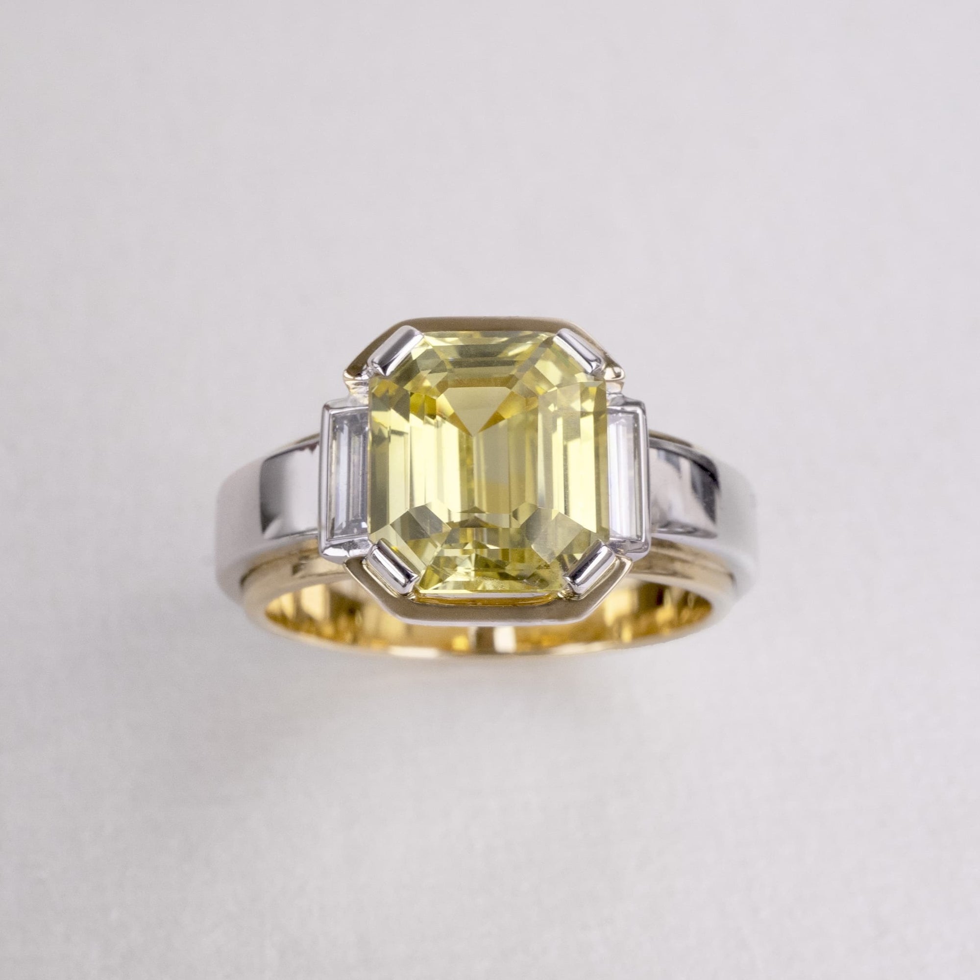 Beryl Luxury Fine Jewellery Brussels - Modernist Ring, Yellow Sapphire, Diamonds