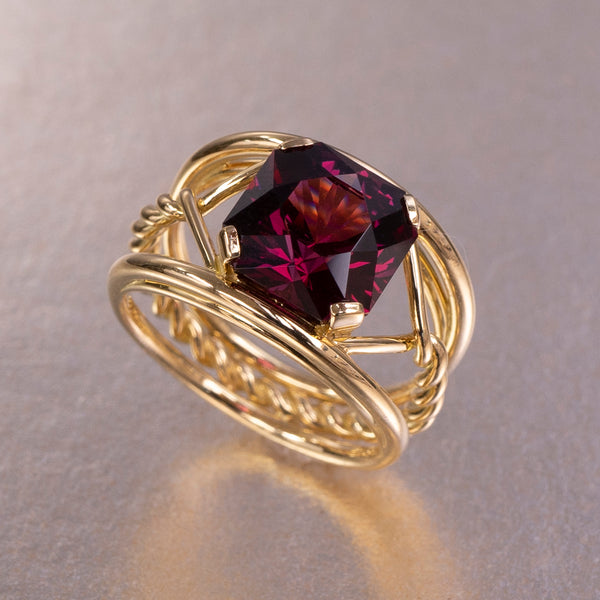 Torsade Ring, Garnet